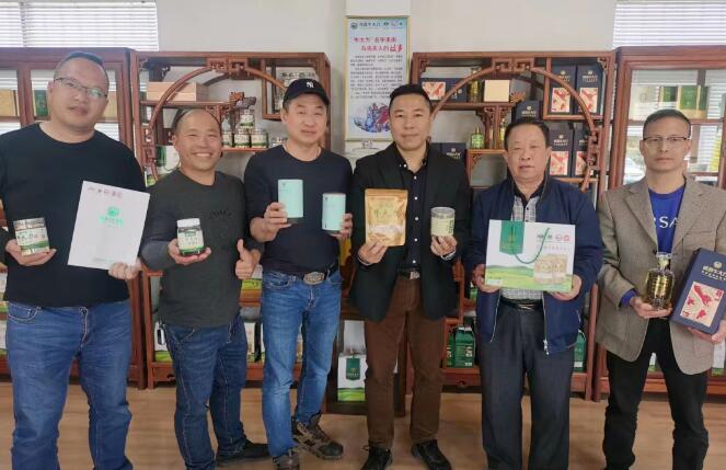 中華金廚、中國(guó)烹飪大師黃熾華師傅和“華家班”秘書(shū)處成員一行蒞臨粵森指導(dǎo)牛大力菜品研究與開(kāi)發(fā)工作。